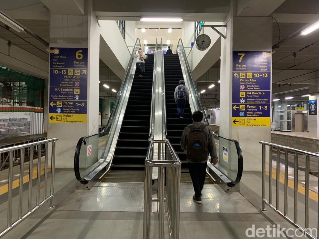 Lift dan eskalator Stasiun Manggarai mati, 11 April 2022. (Mulia Budi/detikcom)