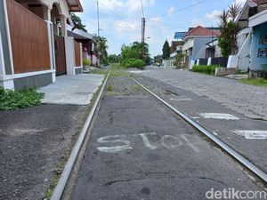 Viral Kereta Api Lewat Mepet Permukiman di Jogja, Kok Bisa?