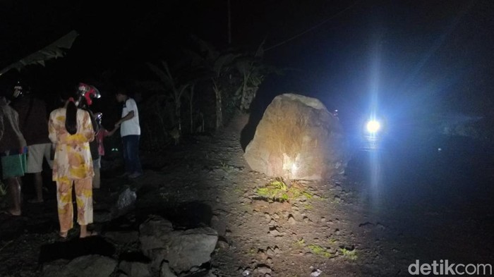Batu besar longsor hingga menimpa truk di Banjarnegara, Senin (11/4/2022).