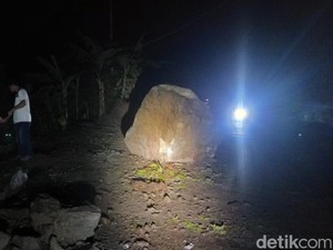 Tertimpa Batu Longsor, Truk di Banjarnegara Terpental ke Jurang 50 Meter