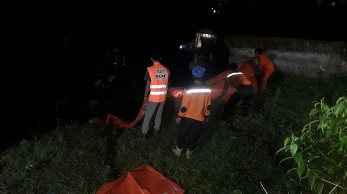 Petugas membenahi saluran air yang rusak akibat longsor hingga menyebabkan banjir, Senin (11/4/2022).