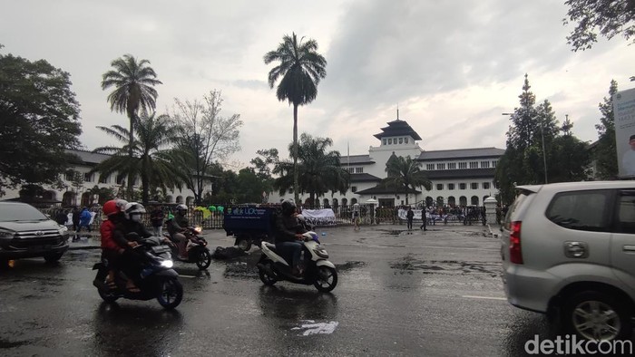 Mahasiswa Bubar Usai Demo di Depan Gedung Sate Bandung