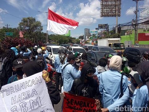 Mahasiswa dari kampus lain di Makassar ikut long march.