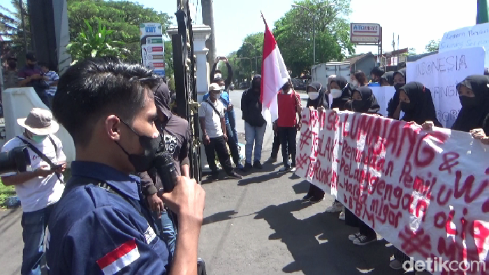 Mahasiswa demo di depan DPRD Lumajang
