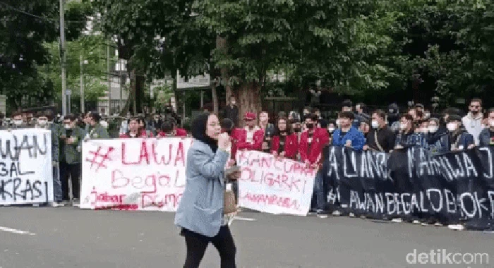 Mahasiswa Demo di Gedung Sate 11 April 2022