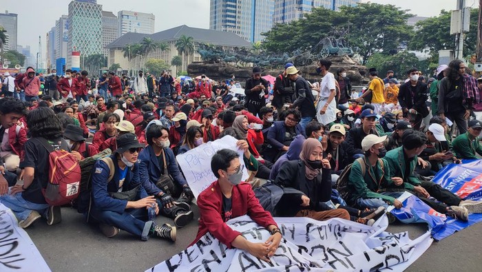 Mahasiswa Demo di Patung Kuda, Jakarta Pusat
