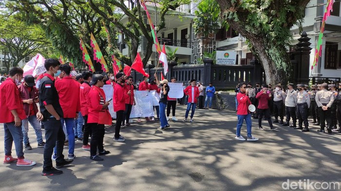 Mahasiswa di Malang saat demo 11 April.