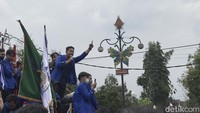Para orator berdiri di atas mobil dan menjadi komando sekaligus menyampaikan tuntutan mahasiswa. Sedangkan lainnya menyemut di depan mobil komando dan gedung dewan.    