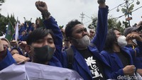 Tuntutan mereka yang pertama yakni mengenai dampak kebijakan kenaikan BBM yang paling dirasakan oleh berbagai kalangan masyarakat. Padahal, kata dia, ekonomi masyarakat masih belum pulih karena pandemi COVID-19.   