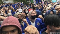 Selain mengenai BBM, mereka juga mengkritisi kurangnya sosialisasi yang dilakukan oleh anggota dewan kepada masyarakat terkait adanya perubahan Pajak Pertambahan Nilai (PPN).    