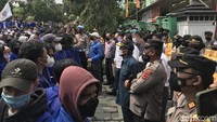 Ribuan mahasiswa yang tergabung dalam Keluarga Mahasiswa (KM) Universitas Muhammadiyah Sukabumi (UMMI) melakukan aksi unjuk rasa besar-besaran di depan gedung DPRD Kota Sukabumi, Senin (11/4/2022).  