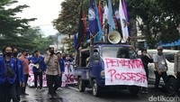 Pantauan detikJabar di lokasi, para massa membentangkan spanduk sepanjang 30 meter dengan berbagai tulisan seperti ‘Info Slot Gacor Buat Beli BBM’ atau ‘Negeri Hukum yang Menyengsarakan Rakyat di Atas Kebijakan Tikus Berdasi.’ Mereka didominasi menggunakan jas almamater berwarna biru.   