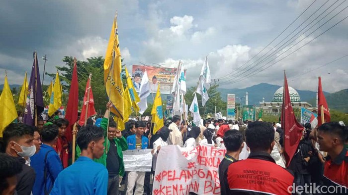 Mahasiswa gabungan dari 4 kampus di Kota Palopo mulai turun ke jalan untuk demo 11 April. Massa menggeruduk kantor DPRD Palopo (detikSulsel/Arzad)