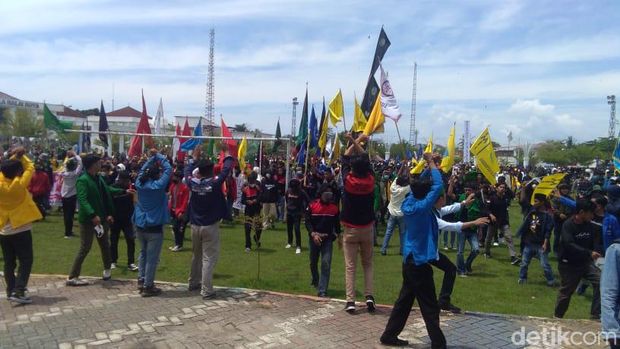 Mahasiswa gabungan dari 4 kampus di Kota Palopo mulai turun ke jalan untuk demo 11 April. Massa menggeruduk kantor DPRD Palopo (detikSulsel/Arzad)