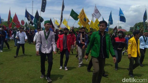 Mahasiswa gabungan dari 4 kampus di Kota Palopo mulai turun ke jalan untuk demo 11 April. Massa menggeruduk kantor DPRD Palopo (detikSulsel/Arzad)