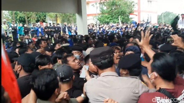 Ricuh Massa Aksi 11 April Tasikmalaya Paksa Masuk Kantor Dewan