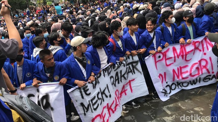 Mahasiswa membawa spanduk sepanjang 30 meter dalam demonstrasi di Sukabumi, 11 April 2022