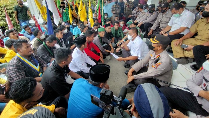 Mahasiswa menggelar demo di depan kantor DPRD Asahan