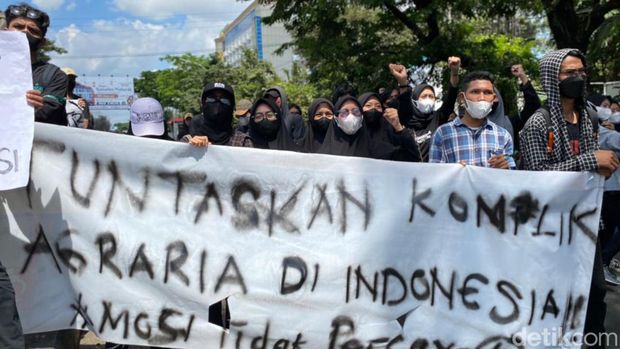 Mahasiswa UIN di Makassar tutup Jalan Alauddin.