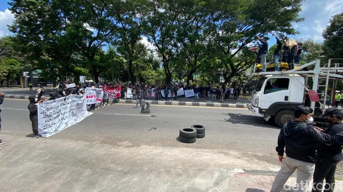 Mahasiswa UIN di Makassar tutup Jalan Alauddin.