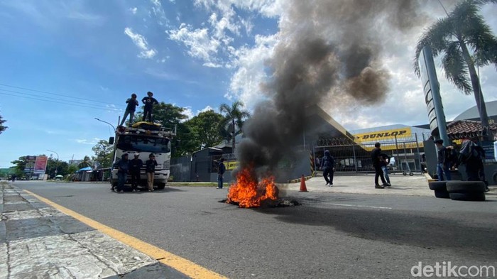 Mahasiswa UIN di Makassar tutup Jalan Alauddin.