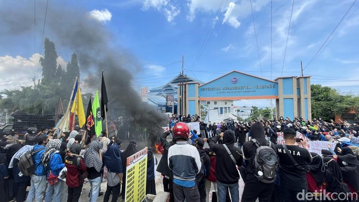 Mahasiswa Umpar Parepare melakukan demo 11 April dengan menutup jalan poros ke Sidrap.