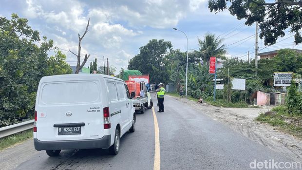 Mahasiswa Umpar Parepare melakukan demo 11 April dengan menutup jalan poros ke Sidrap.