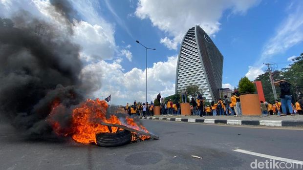 Mahasiswa UNM turut turun ke jalan demo 11 April. Massa menutup full jalan depan kampus Jalan AP Pettarani Makassar (detikSulsel/Andi Nur Isman)