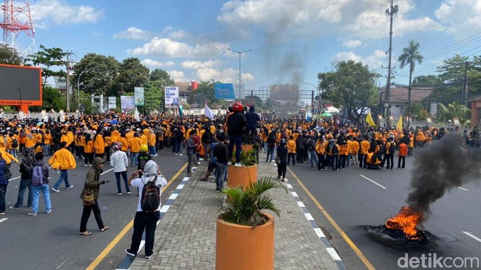 Mahasiswa UNM turut turun ke jalan demo 11 April. Massa menutup full jalan depan kampus Jalan AP Pettarani Makassar (detikSulsel/Andi Nur Isman)