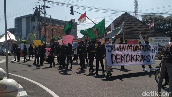 Mahasiswo demo di  Blitar demo