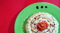 Ceritanya ingin menyajikan makanan dengan plating yang ciamik, apa daya jika bahan makanannya terbatas. Alhasil kerupuk ini hanya bisa diberi toping sambal dan kecap. Foto: Twitter/txtdrgajelas
