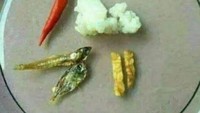 Seakan ikut MasterChef, netizen ini berusaha sajikan makanan dengan lengkap. Sayangnya hanya ada tempe sebesar korek api, dua buah ikan kecil dan cabai yang tersisa di dapur. Foto: Twitter/txtdrgajelas