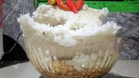 Ingin meniru semangkuk nasi yang estetik seperti di restoran, netizen ini tak lelah berusaha. Meskipun garnishnya hanya cabai rawit yang penting sudah terlihat berbeda. Foto: Twitter/txtdrgajelas