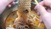 Terlalu rajin! Demi makanannya terlihat indah, netizen ini justru merajut mienya sebelum dilahap habis. Foto: Twitter/txtdrgajelas