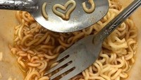 Ingin merayu melalui makanan, netizen ini rela membentuk mie instan di atas mangkuk. Mie yang awalnya keriting berhasil dibentuk bertuliskan I love You. Foto: Twitter/txtdrgajelas