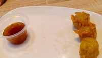 Salah memilih piring, bukan terlihat seperti fine dining dimsum ini justru seperti social distancing. Jarak antara dimsum goreng dengan sausnya terlalu jauh!Foto: Twitter/txtdrgajelas