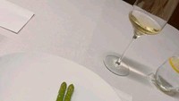 Hanya punya dua batang asparagus, fine dining tanggal tua masih bisa diupayakan. Tetapi jangan beharap bisa merasa kenyang ya! Foto: Twitter/txtdrgajelas