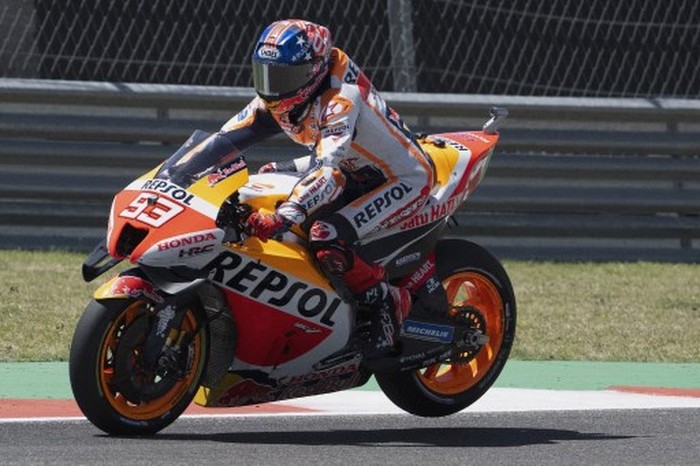 AUSTIN, TEXAS - APRIL 09: Marc Marquez of Spain and Repsol Honda Team lifts the rear wheel during the Moto2 qualifying practice during the MotoGP Of The Americas - Qualifying on April 09, 2022 in Austin, Texas.   Mirco Lazzari gp/Getty Images/AFP (Photo by Mirco Lazzari gp / GETTY IMAGES NORTH AMERICA / Getty Images via AFP)