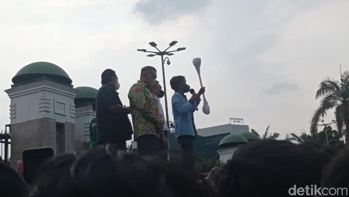 Masa demo 11 April bawa korek kuping besar