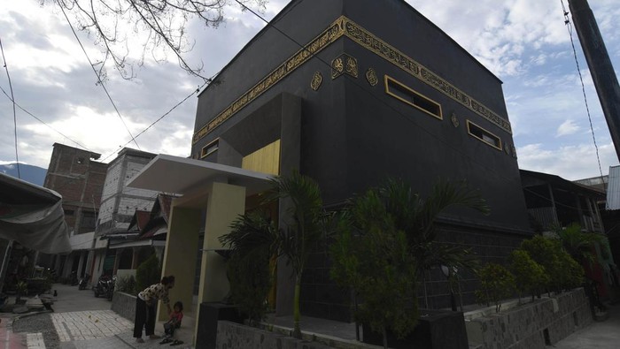Warga beraktivitas di depan Masjid Baiturrahim yang berarsitektur Kabah di Jalan Sarikaya di Palu, Sulawesi Tengah, Minggu (10/4/2022). Masjid yang berada di wilayah Palu Barat tersebut ramai dikunjungi warga saat bulan Ramadhan untuk beribadah ataupun sekadar datang untuk melihat keunikannya. ANTARA FOTO/Mohamad Hamzah/nym.