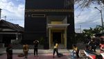 Menengok Masjid Unik Berbentuk Kabah di Palu