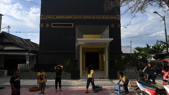 MASJID BERBENTUK KABAH DI PALU Warga beraktivitas di depan Masjid Baiturrahim yang berarsitektur Kabah di Jalan Sarikaya di Palu, Sulawesi Tengah, Minggu (10/4/2022). Masjid yang berada di wilayah Palu Barat tersebut ramai dikunjungi warga saat bulan Ramadhan untuk beribadah ataupun sekadar datang untuk melihat keunikannya. ANTARA FOTO/Mohamad Hamzah/nym.