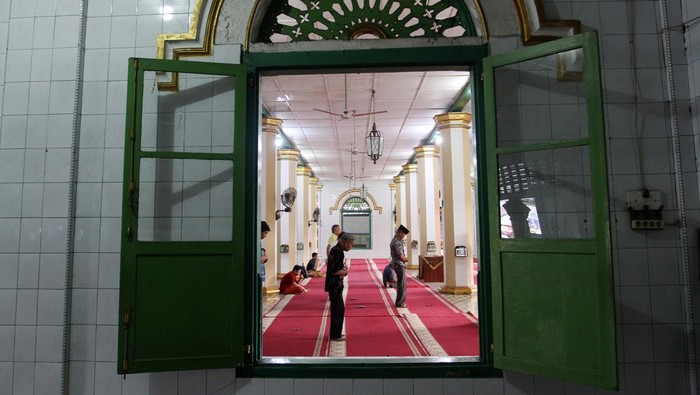 Sejumlah umat muslim melaksanakan ibadah shalat ashar di Masjid Raya Ganting, di Padang, Sumatera Barat, Senin (11/2/2022).  Masjid Raya Ganting yang merupakan cagar budaya tersebut mulai dibangun pada tahun 1805 dan tercatat sebagai masjid tertua di Padang dan berkontribusi dalam pengembangan dakwah islam di Sumbar. ANTARA FOTO/Muhammad Arif Pribadi/Lmo/hp.