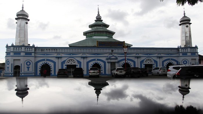 Sejumlah umat muslim melaksanakan ibadah shalat ashar di Masjid Raya Ganting, di Padang, Sumatera Barat, Senin (11/2/2022).  Masjid Raya Ganting yang merupakan cagar budaya tersebut mulai dibangun pada tahun 1805 dan tercatat sebagai masjid tertua di Padang dan berkontribusi dalam pengembangan dakwah islam di Sumbar. ANTARA FOTO/Muhammad Arif Pribadi/Lmo/hp.