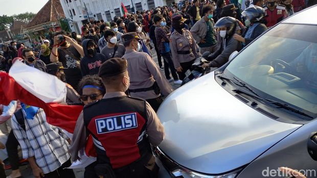 Massa aksi demo 11 April di Titik Nol Kilometer Jogja terlibat saling dorong dengan polisi, Senin (11/4/2022) sore.