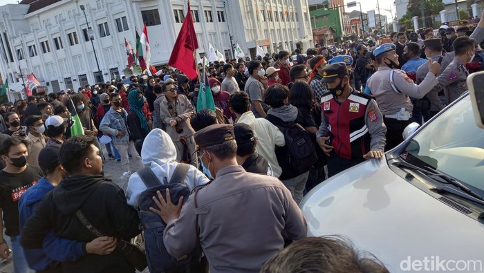 Massa aksi demo 11 April di Titik Nol Kilometer Jogja terlibat saling dorong dengan polisi, Senin (11/4/2022) sore.