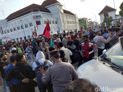 Massa aksi demo 11 April di Titik Nol Kilometer Jogja terlibat saling dorong dengan polisi, Senin (11/4/2022) sore.