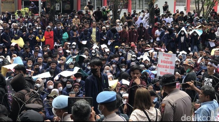 Mahasiswa berorasi di depan gedung DPRD Sumbar.