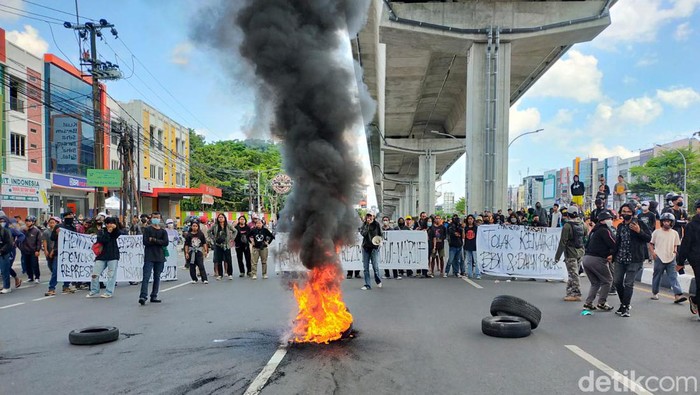 Massa demo 11 April di Makassar menutup 2 arah Jalan AP Pettarani. (Ibnu Munsir/detikSulsel)