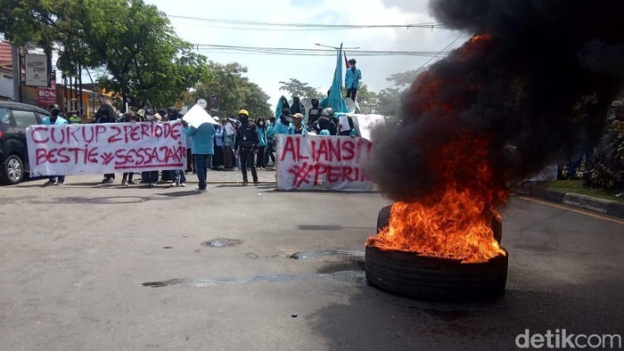 Massa demo di Makassar menutup separuh Jalan Perintis Kemerdekaan.
